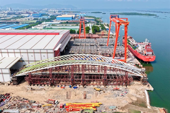 Nguyên khối vòm thép cầu đi bộ đã thử tải thành công và sẵn sàng lai dắt về sông Sài Gòn. Nguồn ảnh Nutifood