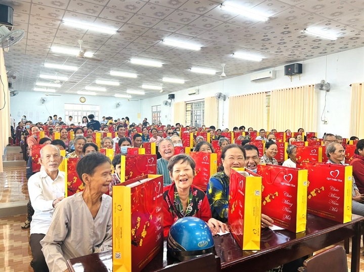 Những suất quà Tết yêu thương mang tới mùa Tết ấm no cho những mảnh đời khó khăn.Nguồn ảnh Vingroup