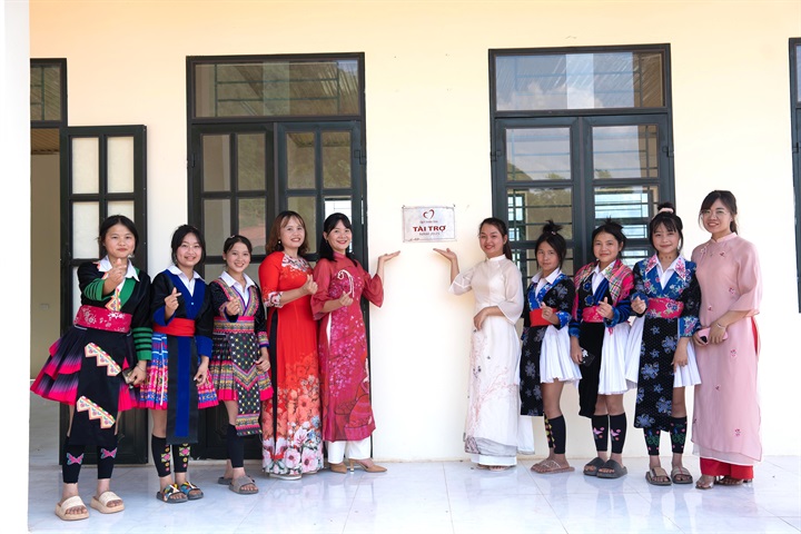 Niềm hạnh phúc của các em dưới ngôi trường mới do Quỹ xây tặng Nguồn ảnh Vingroup