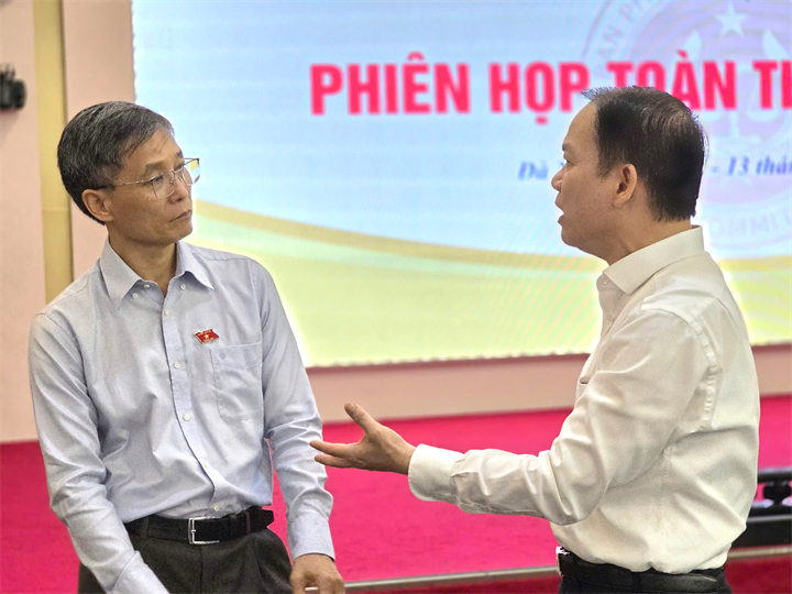 Ông Nguyễn Khánh Ngọc, Chủ tịch Hội Luật gia Việt Nam trao đổi với ông Hoàng Thanh Tùng, Bộ trưởng Bộ Tư pháp bên lề phiên họp.