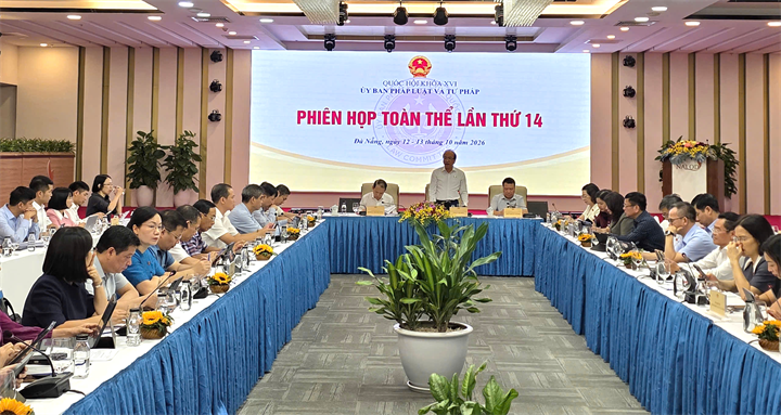 Các đại biểu tham dự phiên họp toàn thể lần thứ 14 của Ủy ban Pháp luật và Tư pháp của Quốc hội tại Đà Nẵng, thảo luận các nội dung nhằm nâng cao chất lượng xây dựng và hoàn thiện hệ thống pháp luật.