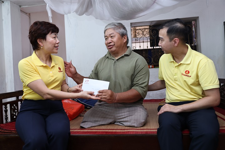 Phó Chủ tịch Quỹ Thiện Tâm Phan THu Hương thăm hỏi thương bệnh nặng tại Ninh Bình. Nguồn ảnh Vingroup