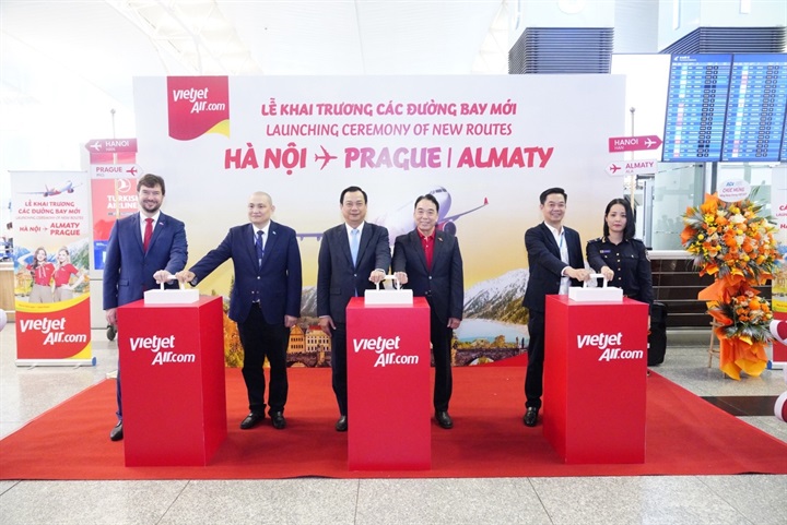 Từ Sân bay Quốc tế Nội Bài, hành khách khởi hành trên các chuyến bay đầu tiên từ Hà Nội đi Almaty và Praha