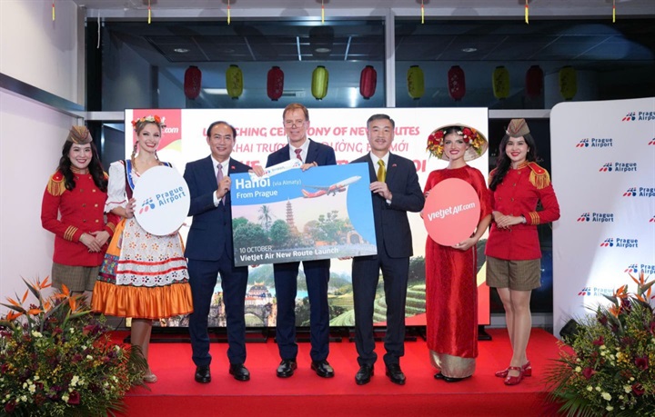 Nghi thức khai trương đường bay mới từ Praha đến Almaty và Hà Nội đánh dấu cột mốc quan trọng trong hành trình mở rộng mạng bay xuyên lục địa của Vietjet