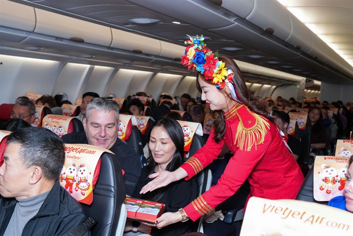 Hành khách trên các chuyến bay khai trương nhận quà lưu niệm từ Vietjet, phấn khởi trong hành trình khám phá các điểm đến mới