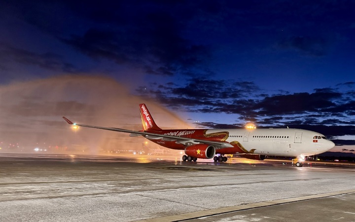 Tàu bay Vietjet được chào đón bằng nghi thức vòi rồng tại Sân bay quốc tế Praha