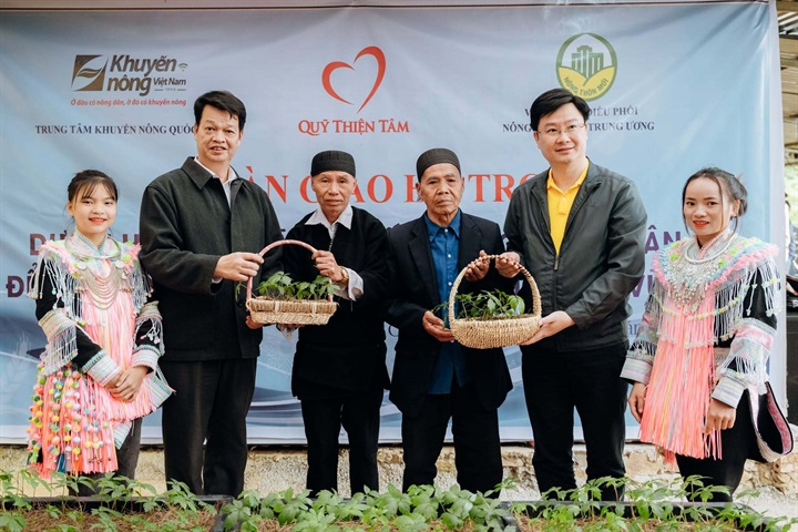 Tặng cây giống cho bà con nghèo. Nguồn ảnh Vingroup