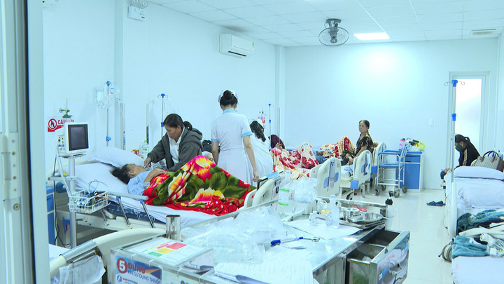 UBND tỉnh Quảng Ngãi yêu cầu khẩn trương điều tra, xác minh nguyên nhân vụ ngộ độc thực phẩm do ăn bánh mỳ tại phường Cẩm Thành. Ảnh: VTC News