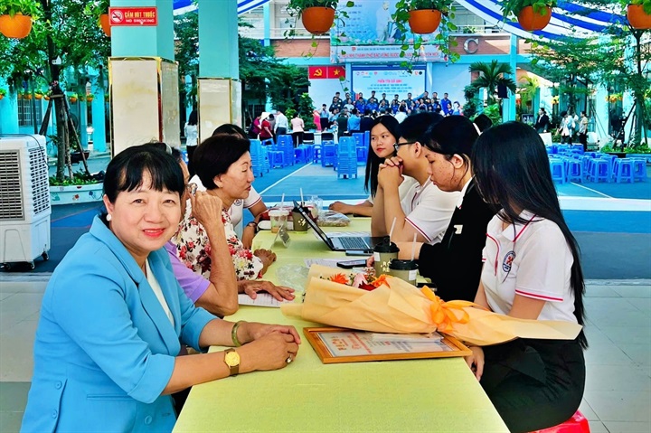 Các Luật gia thuộc Chi hội Luật gia phường Diên Hồng (Tp.Hồ Chí Minh) tư vấn, giải đáp các tình huống pháp lý cho người dân.