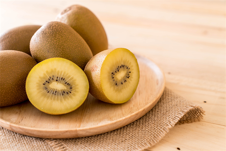 Cách thưởng thức kiwi đơn giản nhất là gọt bỏ vỏ, cắt thành từng lát hoặc miếng nhỏ, hoặc bổ đôi quả theo chiều ngang rồi dùng thìa xúc phần thịt bên trong. Ảnh: VnExpress