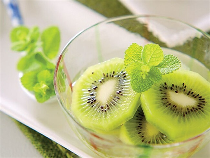 Kiwi là loại trái cây được nhiều người ưa chuộng nhờ hương vị chua ngọt hài hòa, phần thịt mọng nước và hình thức bắt mắt. Ảnh: Phụ nữ & Pháp luật
