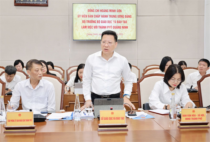 Giám đốc Sở GD&ĐT Quảng Ninh Nguyễn Việt Dũng trao đổi tại buổi làm việc. Ảnh: MOET