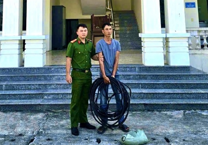 Đối tượng Mai Văn Hào và tang vật vụ việc. Ảnh: Công an tỉnh Ninh Bình