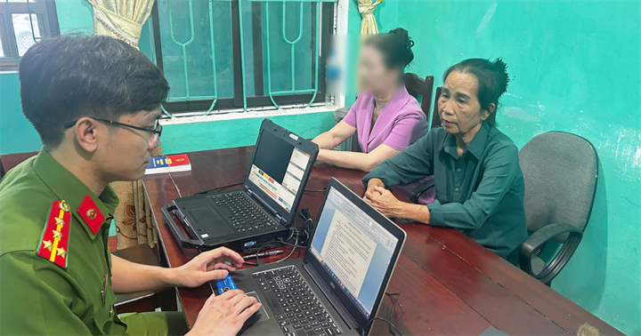Cơ quan Cảnh sát điều tra làm việc với Hoàng Thị Vui (áo xanh). (Ảnh: Công an Phú Thọ)