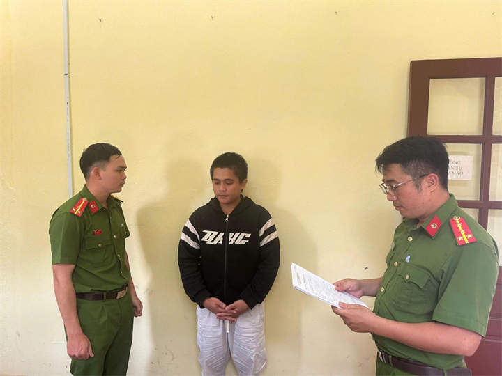 Tống đạt quyết định khởi tố bị can đối với A Drôss. Ảnh: Công an tỉnh Quảng Ngãi