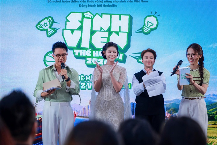 Khách mời giao lưu cùng các Đội chơi.
