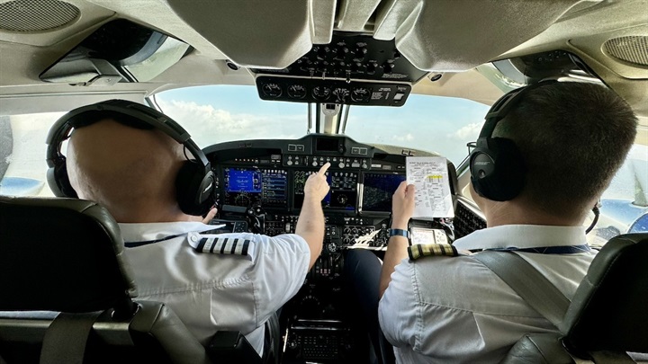 Phi công theo dõi, điều khiển tàu bay thực hiện các bài bay kiểm tra, hiệu chuẩn hệ thống dẫn đường và đèn tín hiệu hàng không tại Cảng HKQT Long Thành. Ảnh: VATM