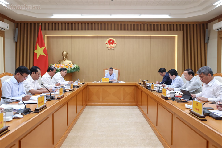 Thủ tướng Lê Minh Hưng chủ trì cuộc họp với các bộ ngành, cơ quan về bảo đảm cung ứng điện trong thời gian tới và định hướng điều chỉnh Quy hoạch điện VIII - Ảnh: chinhphu.vn/Nhật Bắc