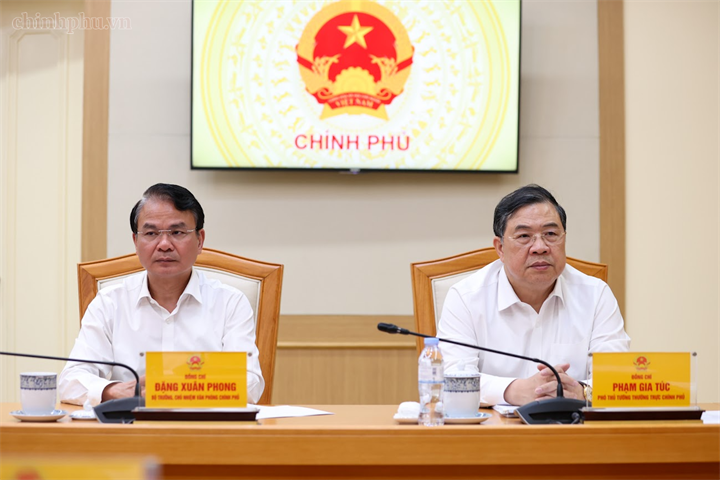 Phó Thủ tướng Thường trực Chính phủ Phạm Gia Túc; Bộ trưởng, Chủ nhiệm Văn phòng Chính phủ Đặng Xuân Phong tham dự cuộc họp - Ảnh: chinhphu.vn/Nhật Bắc