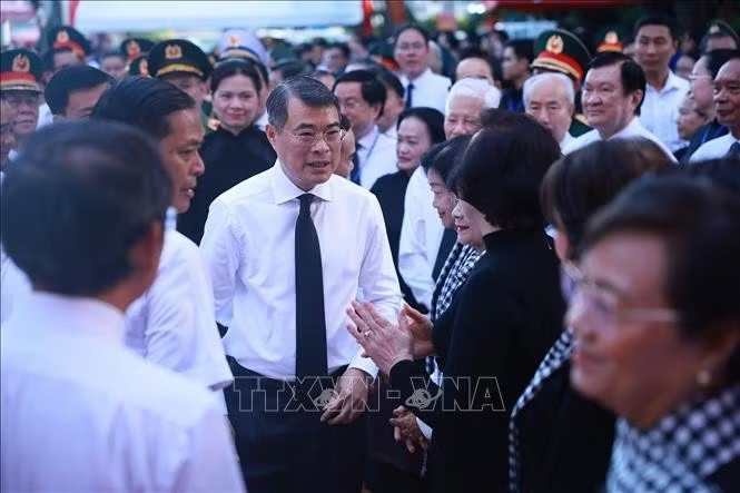 Thủ tướng Lê Minh Hưng dự Lễ viếng, Lễ truy điệu và an táng hài cốt liệt sĩ được tìm kiếm, quy tập tại Công viên văn hóa Lê Thị Riêng, phường Hòa Hưng, Thành phố Hồ Chí Minh. Ảnh: Dương Giang/TTXVN