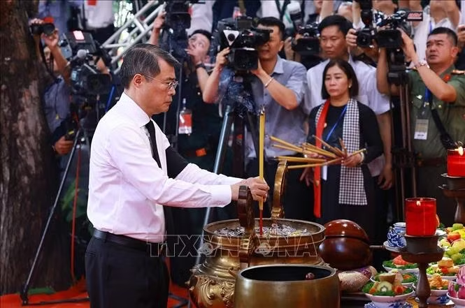 Thủ tướng dự Lễ viếng, truy điệu và an táng hài cốt liệt sĩ tại Công viên Lê Thị Riêng - 6