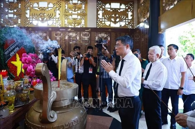 Thủ tướng Lê Minh Hưng dâng hoa, dâng hương tưởng niệm các Anh hùng liệt sĩ tại Nhà bia Liệt sĩ trong Công viên văn hóa Lê Thị Riêng. Ảnh: Dương Giang/TTXVN