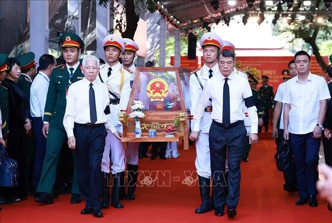 Thủ tướng Lê Minh Hưng và nguyên Ủy viên Bộ Chính trị, nguyên Chủ tịch nước Nguyễn Minh Triết cùng các đại biểu đưa hài cốt các Anh hùng liệt sĩ rời Công viên Lê Thị Riêng. Ảnh: Dương Giang/TTXVN
