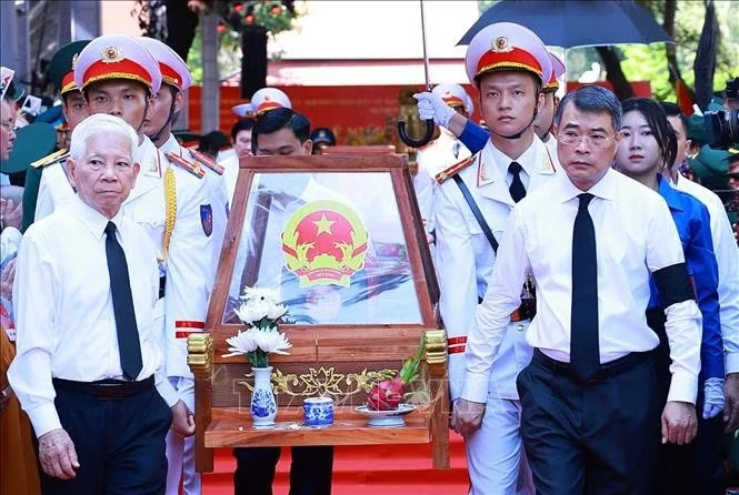 Thủ tướng Lê Minh Hưng và nguyên Ủy viên Bộ Chính trị, nguyên Chủ tịch nước Nguyễn Minh Triết cùng các đại biểu đưa hài cốt các Anh hùng liệt sĩ rời Công viên Lê Thị Riêng. Ảnh: Dương Giang/TTXVN