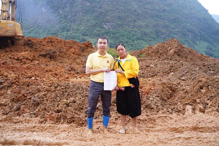 Đại diện Quỹ Thiện Tâm đồng hành cứu trợ đồng bào sau bão Yagi. Nguồn ảnh Vingroup