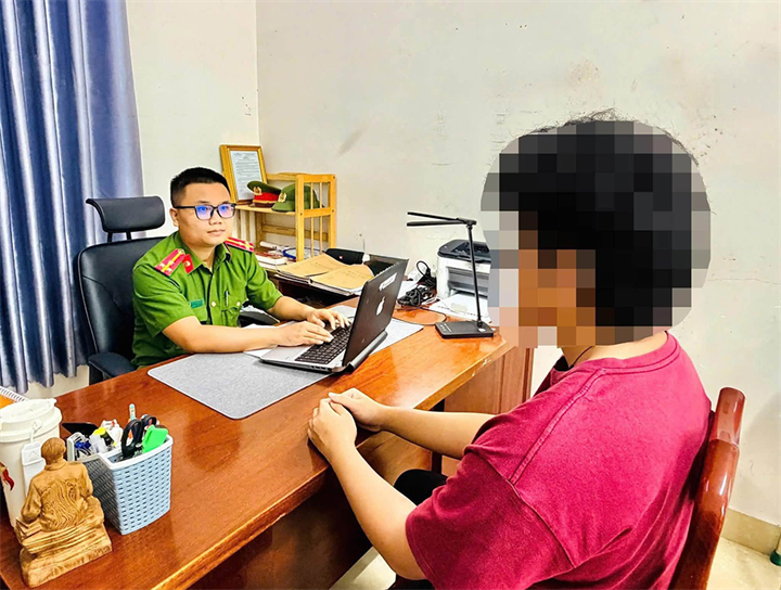 Nam sinh viên T.A. làm việc với cơ quan công an. Ảnh: Vietnamnet