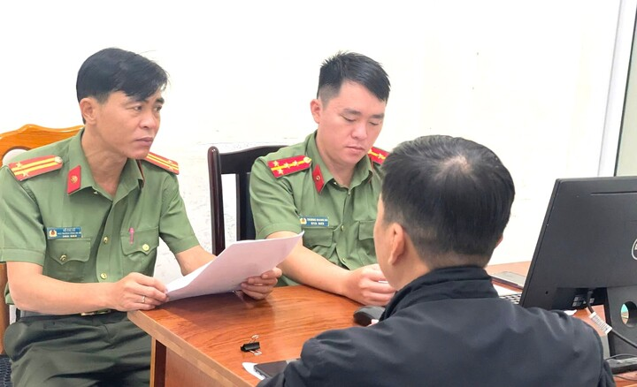 Công an xã Bình Sơn làm việc với ông N.V.B. và ra quyết định xử phạt hành chính. Ảnh: VTC News