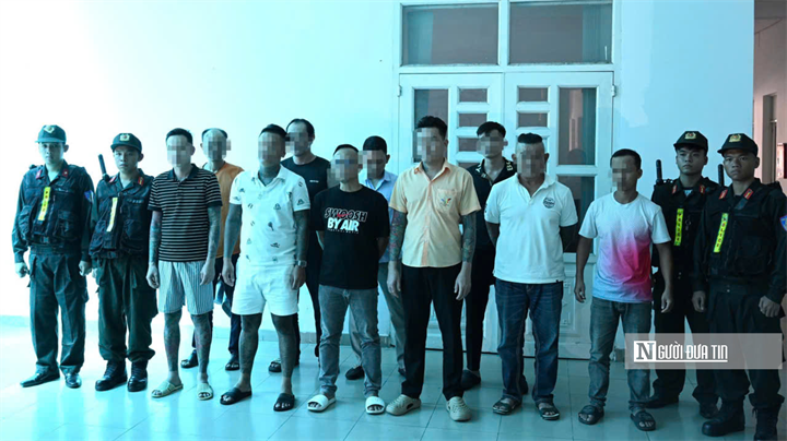 Các đối tượng liên quan đến loạt phim “Ơn nghĩa giang hồ” bị Cơ quan CSĐT Công an Tp.Đồng Nai tạm giữ để điều tra. Ảnh: Người đưa tin