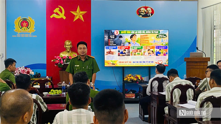Thiếu tá Võ Thành Công, Phó Trưởng Phân trại phụ trách công tác phạm nhân phát biểu tại buổi tuyên truyền