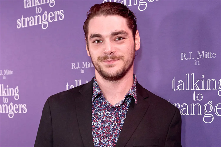 RJ Mitte tham dự buổi chiếu phim “Talking To Strangers” tại rạp Fine Arts Theatre vào ngày 30/9/2026 tại Beverly Hills, California. (Ảnh: Unique Nicole/Getty)