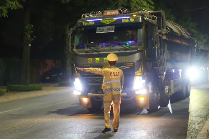 Hàng loạt xe tải "hổ vồ" vi phạm bị lực lượng CSGT xử lý trong đêm.