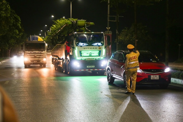 Lực lượng CSGT kiểm tra phương tiện có dấu hiệu vi phạm quy định về hệ thống chiếu sáng và còi xe.