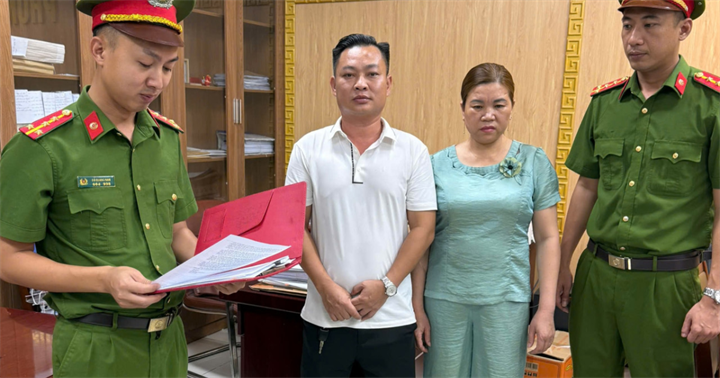 Trịnh Thị Bình và Phạm Văn Đức tại Cơ quan Cảnh sát điều tra. (Ảnh: Công an Quảng Ninh)