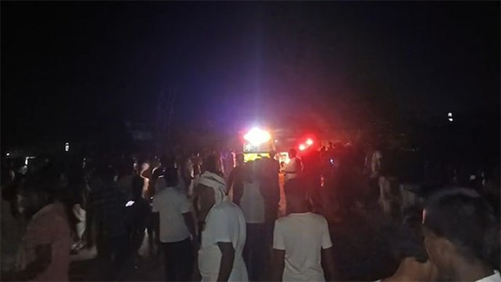 Chiếc thuyền bị lật úp trên sông Ganga gần làng Rampur Shyamchand thuộc bang Bihar. (Ảnh: India today)