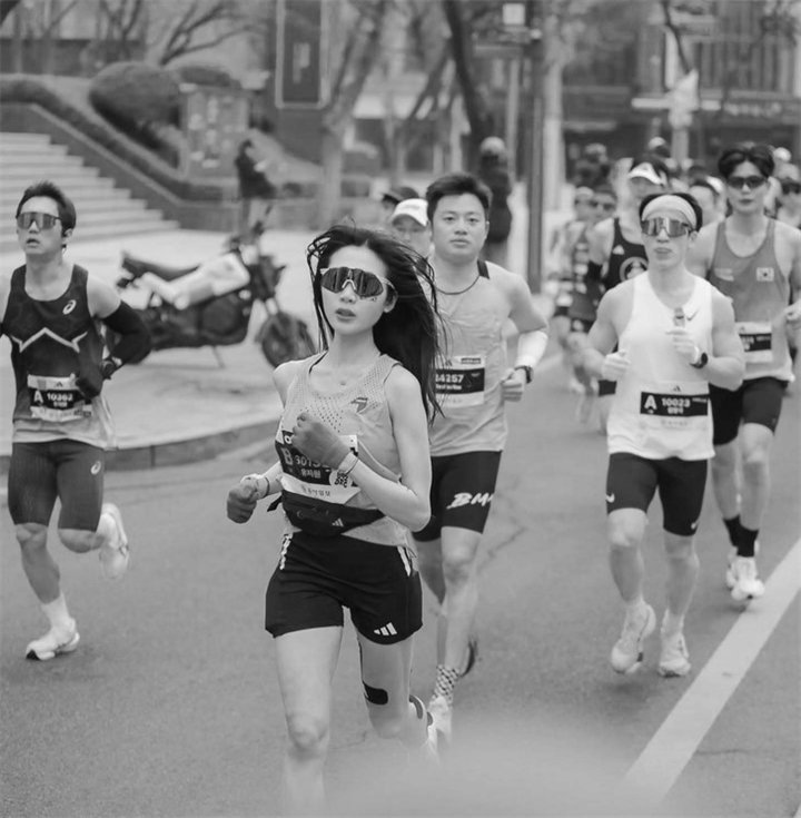 Sự việc đau lòng xảy ra tại giải chạy Seoul Race 2026 khi Yoo Ji Won, nữ runner Hàn Quốc bất ngờ gục ngã khi chỉ còn cách vạch đích khoảng 500 m. Ảnh:  INSTAGRAM/Tuổi Trẻ