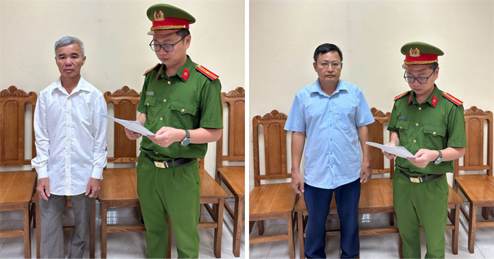 Cơ quan Cảnh sát điều tra công bố Quyết định khởi tố bị can, lệnh cấm đi khỏi nơi cư trú đối với Bạch Chí Điển và Hoàng Mạnh Dũng. (Ảnh: Công an Phú Thọ)