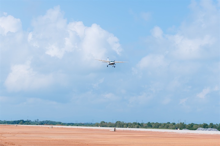 Máy bay Cessna 208 thực hiện 3 tuyến bay đánh giá phía trên CHK Quảng Trị ở các cao độ 600m và 300m (Ảnh: Tùng Lâm)