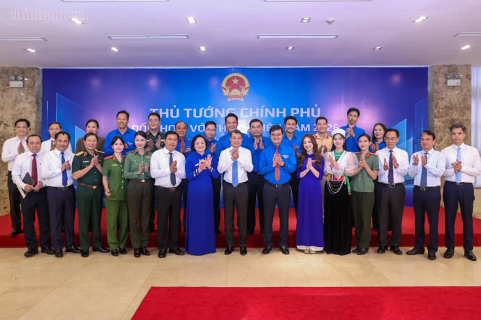 Thủ tướng Chính phủ Lê Minh Hưng chụp ảnh lưu niệm cùng các đại biểu dự Chương trình - Ảnh: chinhphu.vn/Nhật Bắc