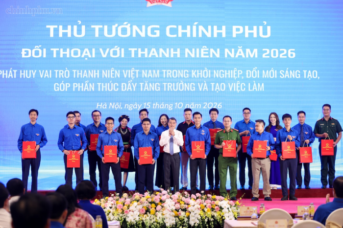 Thủ tướng Chính phủ tặng quà động viên 20 thanh niên tiêu biểu, đại diện cho nhiều lĩnh vực, phong trào của tuổi trẻ cả nước - Ảnh: chinhphu.vn/Nhật Bắc