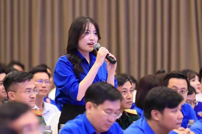 Đại biểu Khổng Yến Chi - sinh viên chuyên ngành Kinh tế đầu tư, Học viện Ngân hàng đặt câu hỏi về câu chuyện giáo dục trong bối cảnh AI (Ảnh: VGP).