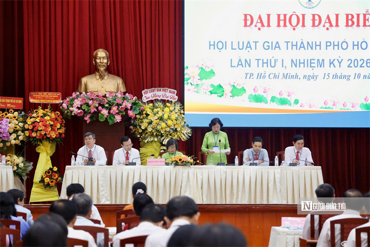 Đoàn Ban chủ tịch chủ trì đại hội.