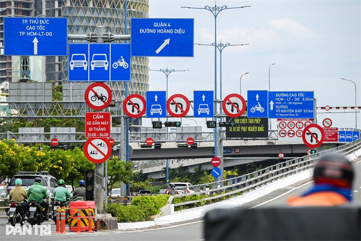 Biển báo giao thông ở TPHCM (Ảnh: Nam Anh).