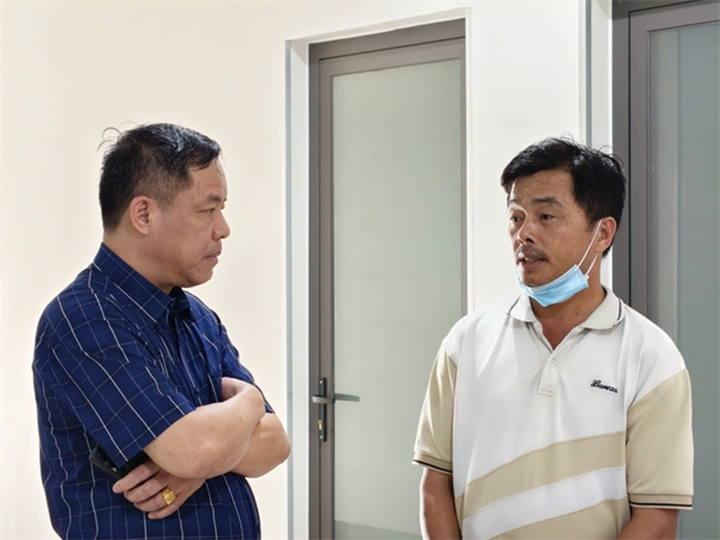 Ông Phạm Văn Học (bên trái), Chủ tịch HĐTV kiêm Tổng giám đốc của Hệ thống y tế Hùng Vương và Bệnh viện Hùng Vương Gia Lai đang chia sẻ với bố của người hiến tạng. Ảnh: Thanh Niên