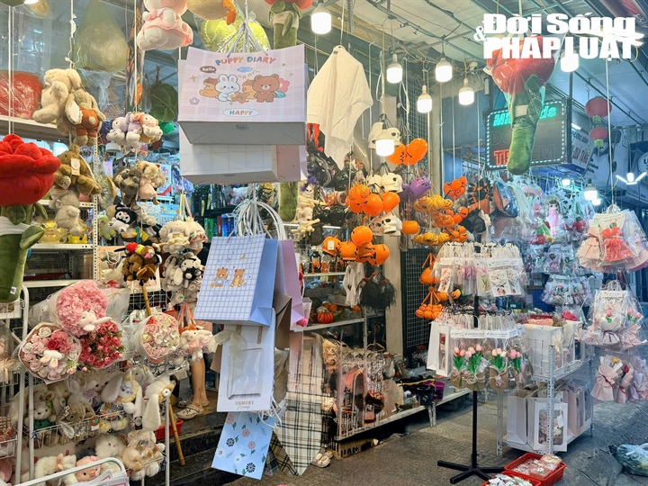 Các mặt hàng quà lưu niệm, hoa sáp và quà tặng trang trí được bày bán đa dạng trước thềm ngày lễ.