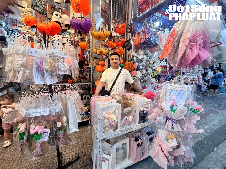 Anh Bùi Việt Hùng, một khách hàng đi mua quà tặng người thân nhân dịp 20/10, chia sẻ.
