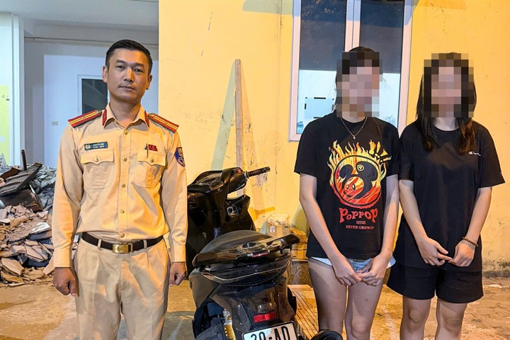 Người điều khiển xe và người ngồi sau tại cơ quan Công an.